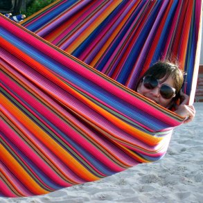 Ude hngekje INDIGO til Haven. Udelivs Formosa Grande Hngekje i super farverigt design.