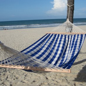 Bl naturhvid Hngekje i stilrent ternet stof. 