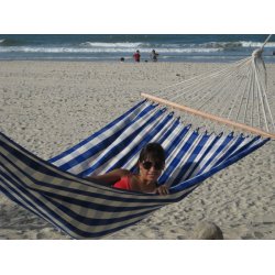 Bl naturhvid Hngekje i stilrent ternet stof. 