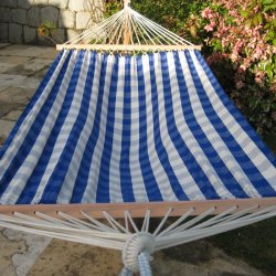 Bl naturhvid Hngekje i stilrent ternet stof. 