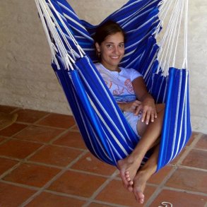 Hngestol i strkt stof med klare bl nuancer