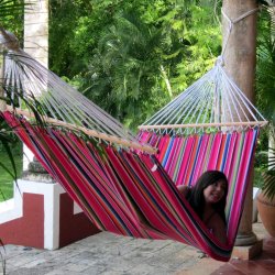 Hngekje i farverigt stof med 118 cm trstokke