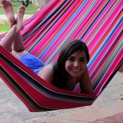 Hngekje i farverigt stof med 118 cm trstokke