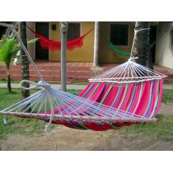 Hngekje i farverigt stof med 118 cm trstokke