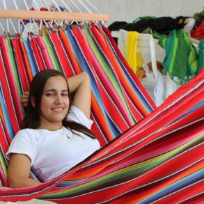 Hngekje med rundstokke til stativ & kort afstand