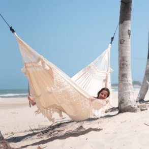 Hngekjen Enamorada i naturhvid stof og flot pynt