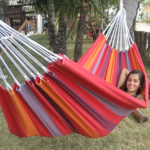 Afstemte rde striber i stof hngekje