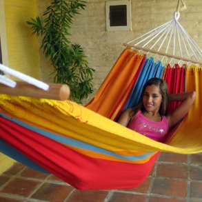 Stofhngekje med rundstokke i sommerglade farver