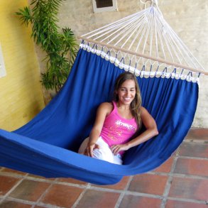 Bl hngekje i stof med rundstokke