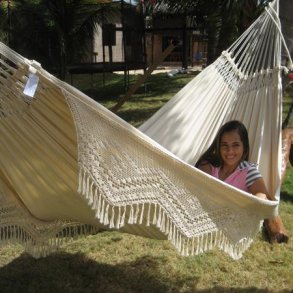 Brasiliansk romantisk hngekje med borter, frynser og pynt