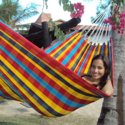 Ternet hngekje i strke farver til brn