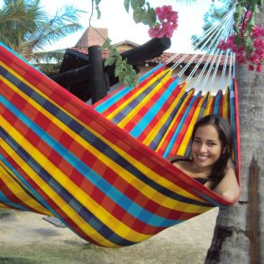 Ternet hngekje i strke farver til brn