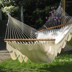 Naturhvid GRINGA hngekje med romantiske border