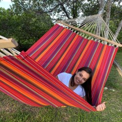 Hngekje i stof med 140 cm brede rundstokke