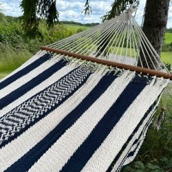 Deco Park Deluxe hngekje i naturhvid og marinebl med pynt