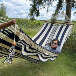 Deco Park Deluxe hngekje i naturhvid og marinebl med pynt