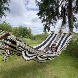 Deco Park Deluxe hngekje i naturhvid og marinebl med pynt