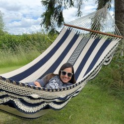 Deco Park Deluxe hngekje i naturhvid og marinebl med pynt