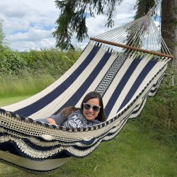 Deco Park Deluxe hngekje i naturhvid og marinebl med pynt