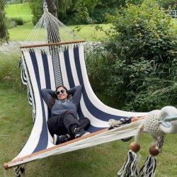 Deco Park Deluxe hngekje i naturhvid og marinebl med pynt