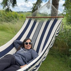 Deco Park Deluxe hngekje i naturhvid og marinebl med pynt