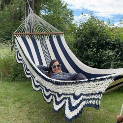 Deco Park Deluxe hngekje i naturhvid og marinebl med pynt