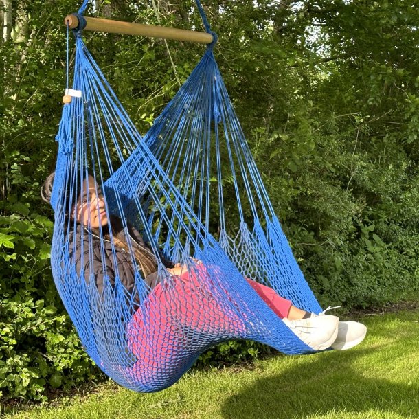 H�ngestol i net mixet i bl� farver