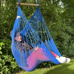 H�ngestol i net mixet i bl� farver