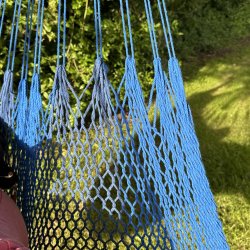 H�ngestol i net mixet i bl� farver