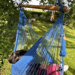 H�ngestol i net mixet i bl� farver