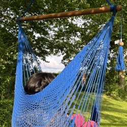 H�ngestol i net mixet i bl� farver