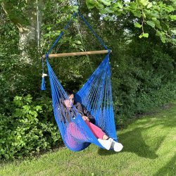 H�ngestol i net mixet i bl� farver