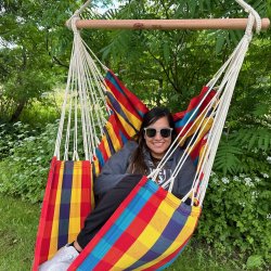 Farverig ternet hngekjestol