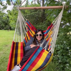 Farverig ternet hngekjestol