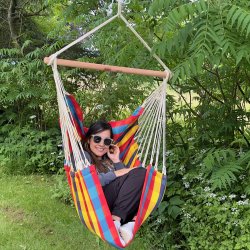 Farverig ternet hngekjestol