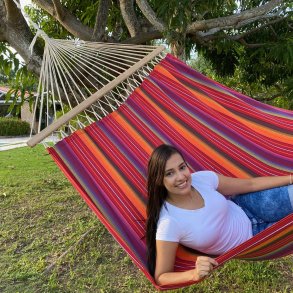 Hngekje i stof med 140 cm brede rundstokke