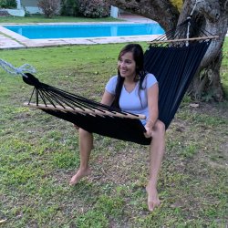 Sort hngekje med 80 cm brede tvrpinde