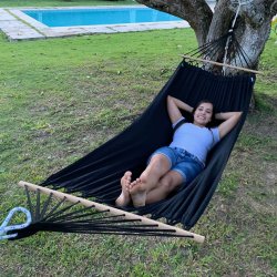 Sort hngekje med 80 cm brede tvrpinde