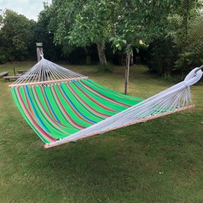 VERANEIO h�ngek�je. Flot, lys, farverig og dekorativ h�ngek�je med 140 cm tr�stok