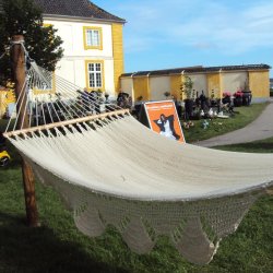 Naturhvid GRINGA hngekje med romantiske border